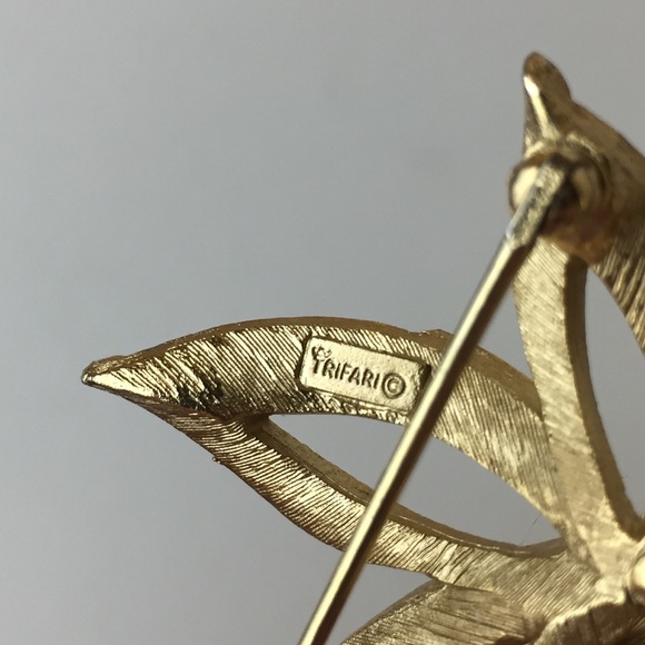 Vintage Trifari Gold Tone Leaf Brooch - Picture 5 of 8